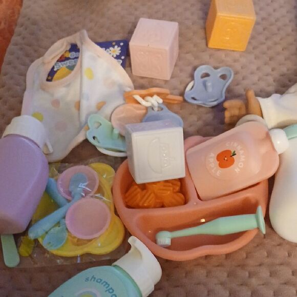 Doll with Accessories and Outfit - Picture 4 of 5